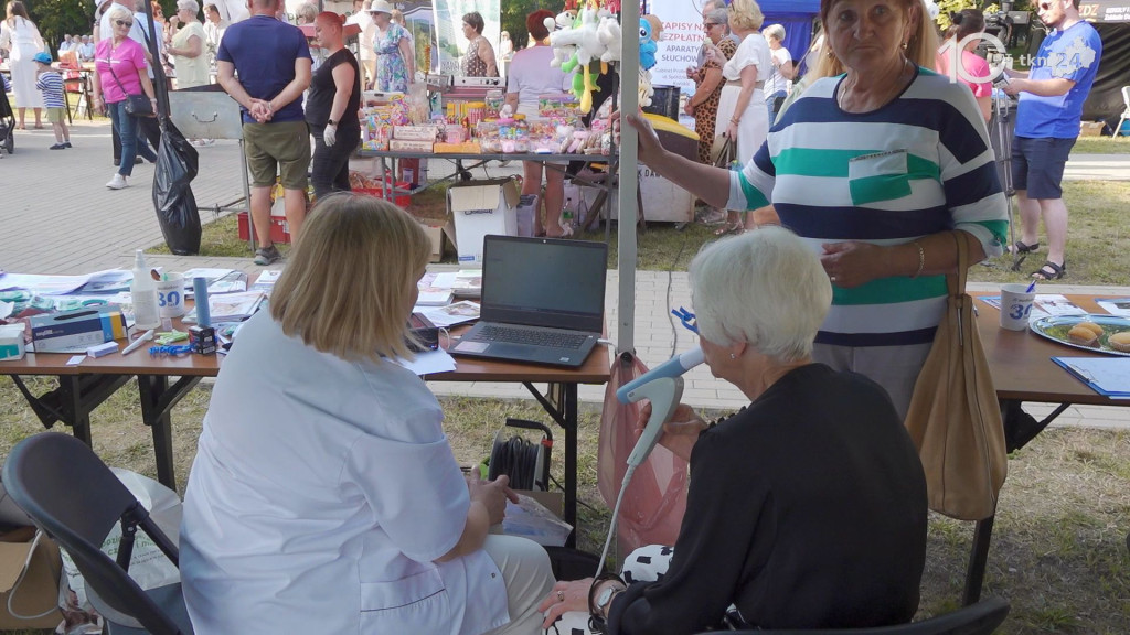 Taniec, śpiew, profilaktyka. Seniorzy ponownie przejęli Końskie [wideo, zdjęcia]