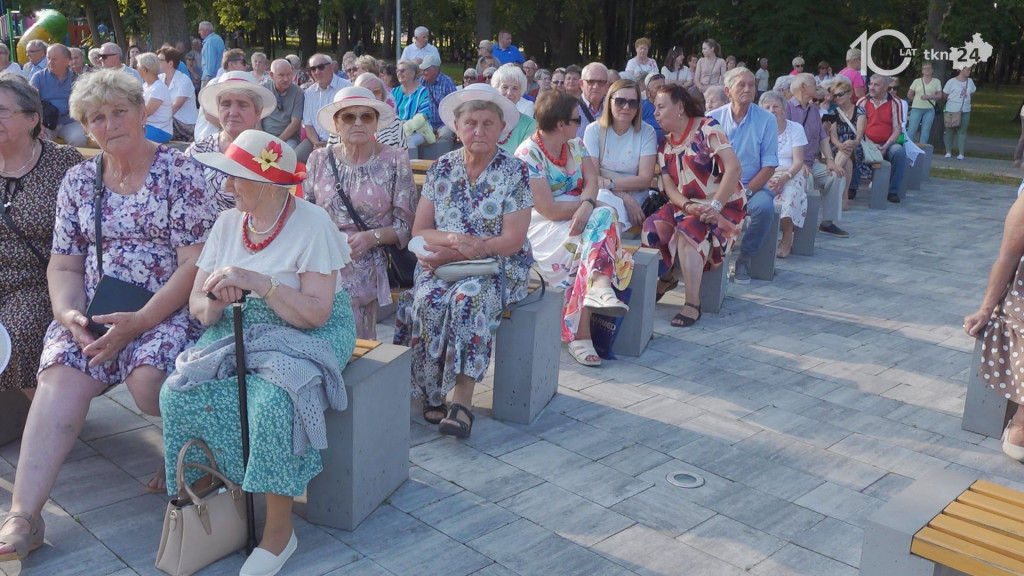 Taniec, śpiew, profilaktyka. Seniorzy ponownie przejęli Końskie [wideo, zdjęcia]