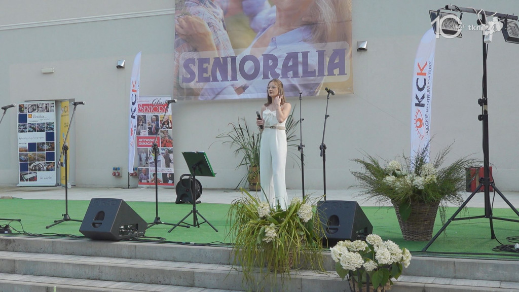 Taniec, śpiew, profilaktyka. Seniorzy ponownie przejęli Końskie [wideo, zdjęcia]