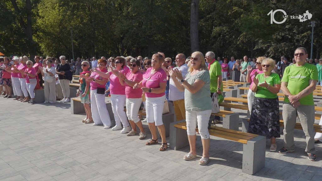 Taniec, śpiew, profilaktyka. Seniorzy ponownie przejęli Końskie [wideo, zdjęcia]