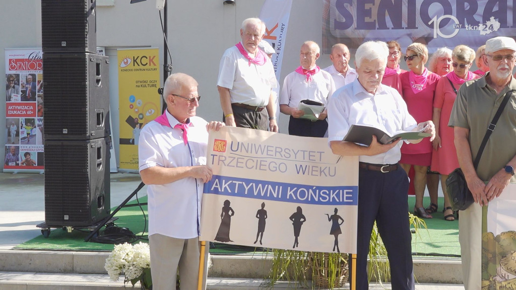 Taniec, śpiew, profilaktyka. Seniorzy ponownie przejęli Końskie [wideo, zdjęcia]