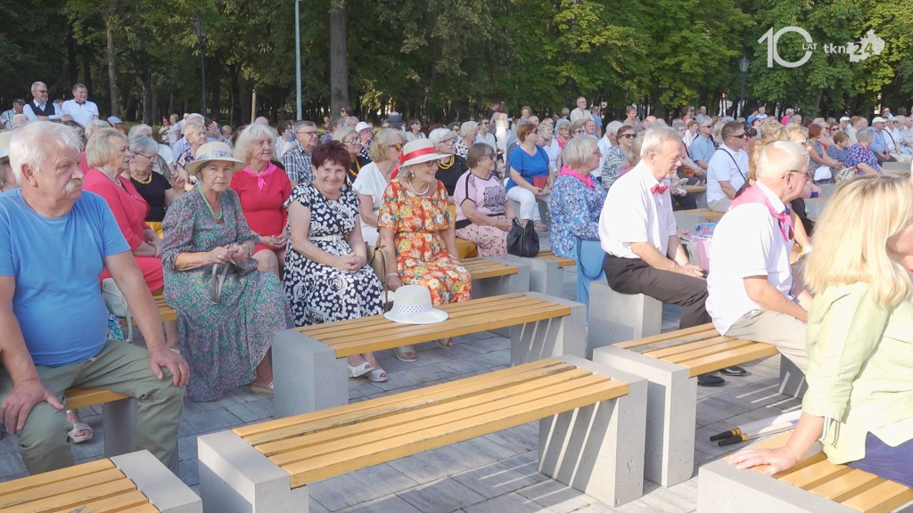 Taniec, śpiew, profilaktyka. Seniorzy ponownie przejęli Końskie [wideo, zdjęcia]