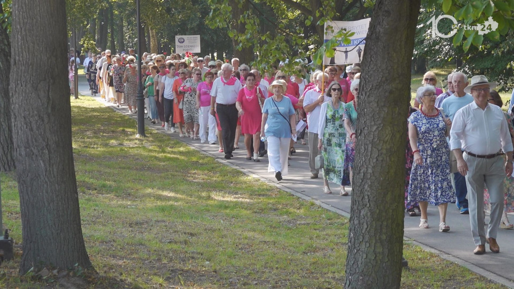 Taniec, śpiew, profilaktyka. Seniorzy ponownie przejęli Końskie [wideo, zdjęcia]
