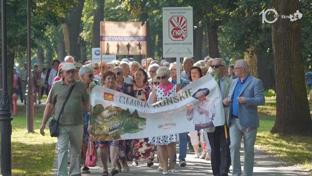Taniec, śpiew, profilaktyka. Seniorzy ponownie przejęli Końskie [wideo, zdjęcia]