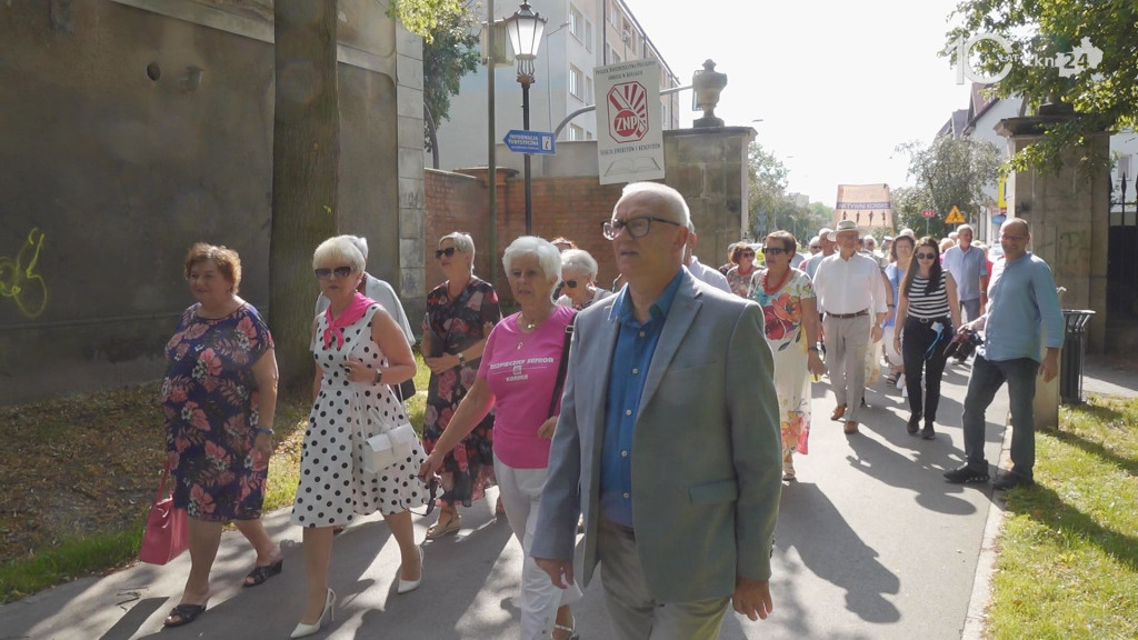 Taniec, śpiew, profilaktyka. Seniorzy ponownie przejęli Końskie [wideo, zdjęcia]