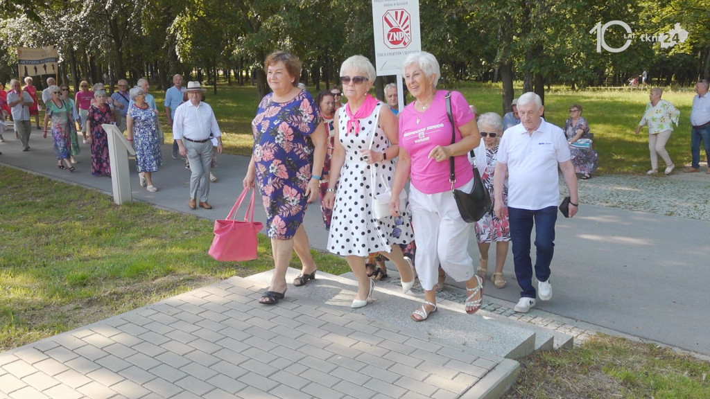 Taniec, śpiew, profilaktyka. Seniorzy ponownie przejęli Końskie [wideo, zdjęcia]