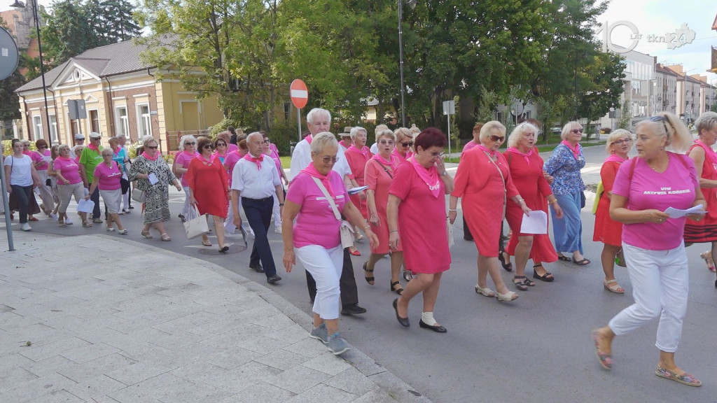 Taniec, śpiew, profilaktyka. Seniorzy ponownie przejęli Końskie [wideo, zdjęcia]