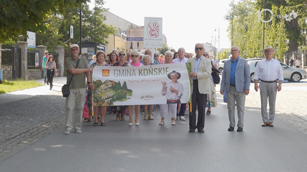 Taniec, śpiew, profilaktyka. Seniorzy ponownie przejęli Końskie [wideo, zdjęcia]