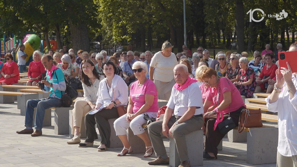 Taniec, śpiew, profilaktyka. Seniorzy ponownie przejęli Końskie [wideo, zdjęcia]