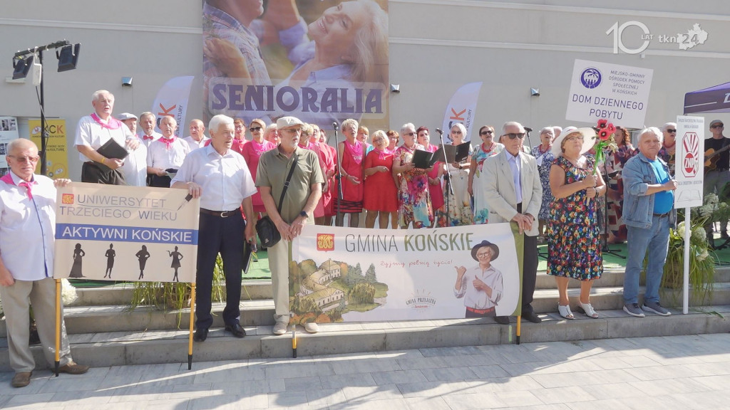 Taniec, śpiew, profilaktyka. Seniorzy ponownie przejęli Końskie [wideo, zdjęcia]