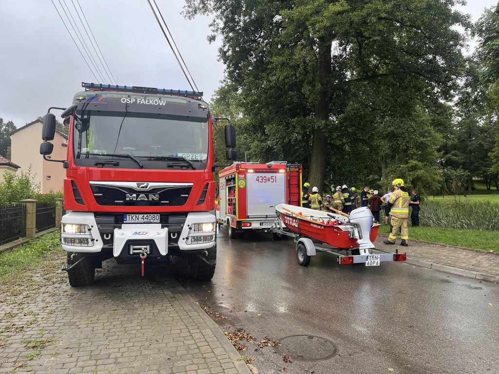 Pijany wpadł do zamkowej fosy. Ratowali go policjanci