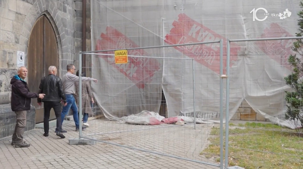 Wstrzymane prace przy Kolegiacie św. Mikołaja. Zainterweniowali mieszkańcy [wideo, zdjęcia]