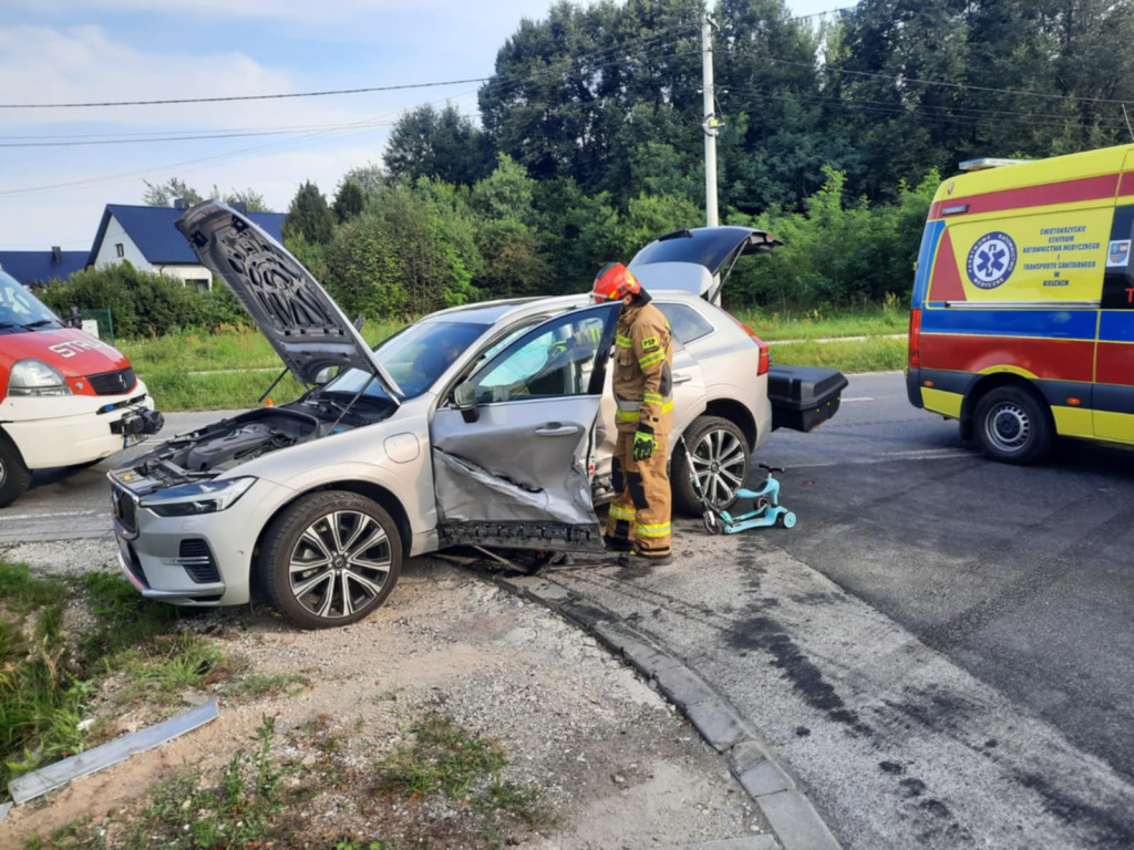 Dwoje nastolatków w szpitalu po wypadku na DW728 w Radoszycach