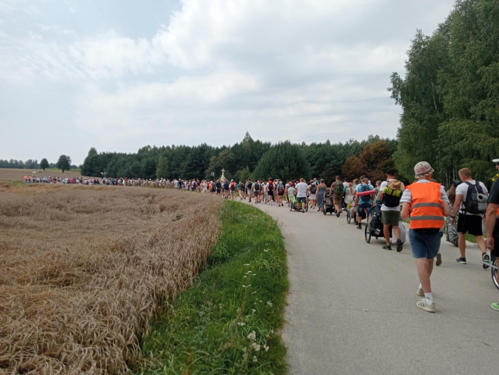 Ważny dzień na pielgrzymce. Długi marsz i duchowe przeżycia [zdjęcia]