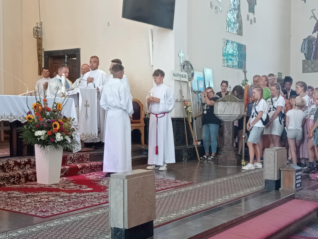 Msza z biskupem i przygotowanie do wejścia na Jasną Górę. Relacja z pielgrzymki [zdjęcia]