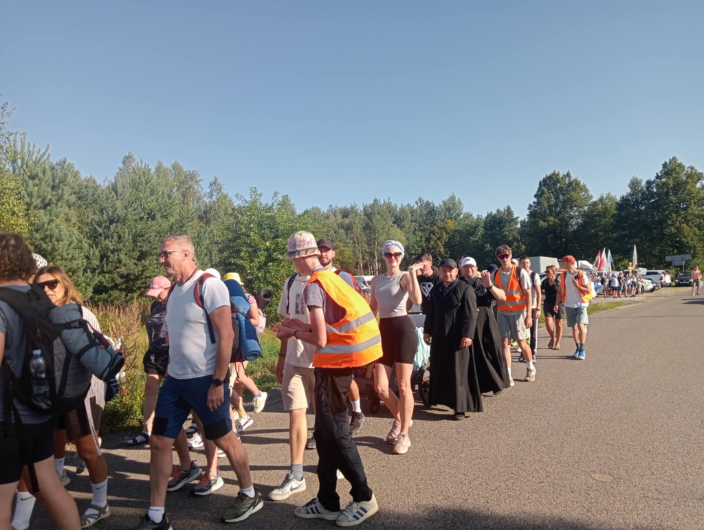 Msza z biskupem i przygotowanie do wejścia na Jasną Górę. Relacja z pielgrzymki [zdjęcia]