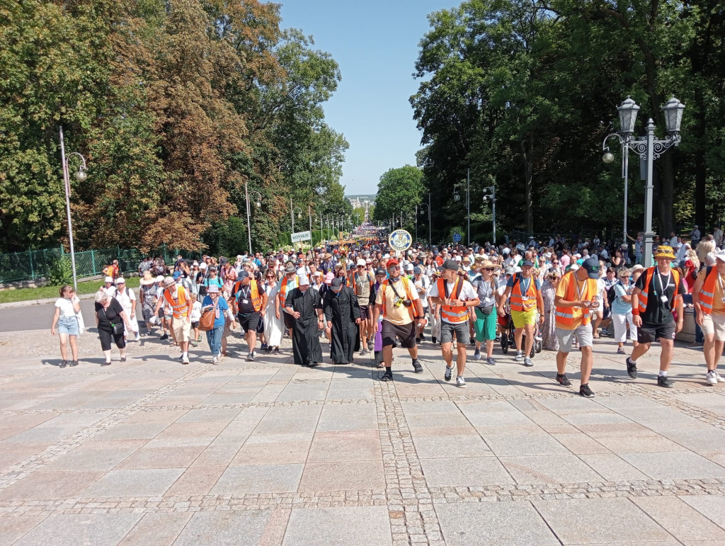 Konecczanie już w Częstochowie. Wideo i zdjęcia z wejścia na Jasną Górę