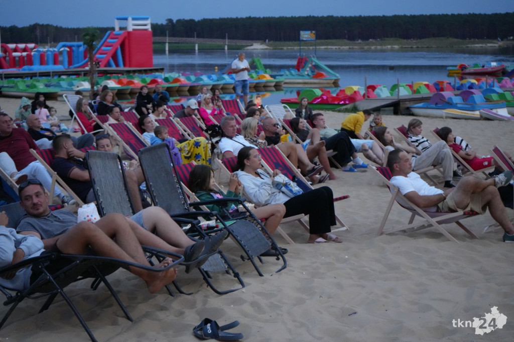 Kino plenerowe na plaży w Sielpi! Tłumy przybyły na seans filmowy [zdjęcia]