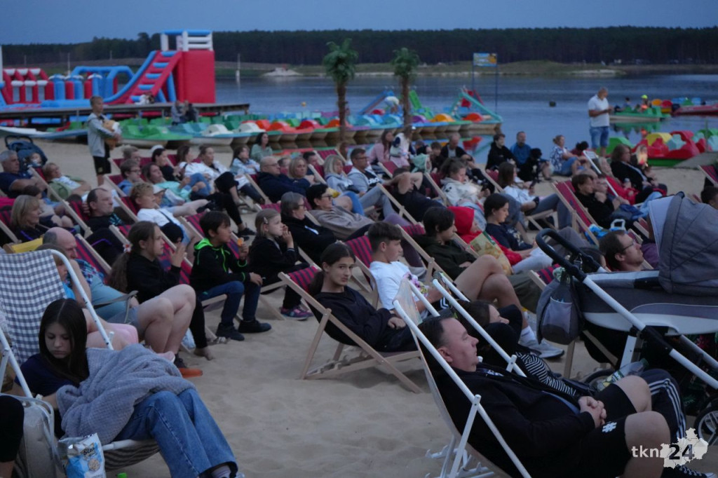 Kino plenerowe na plaży w Sielpi! Tłumy przybyły na seans filmowy [zdjęcia]