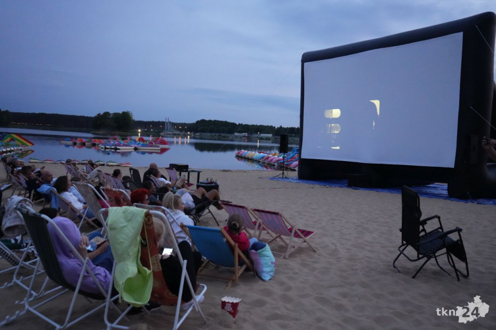 Kino plenerowe na plaży w Sielpi! Tłumy przybyły na seans filmowy [zdjęcia]