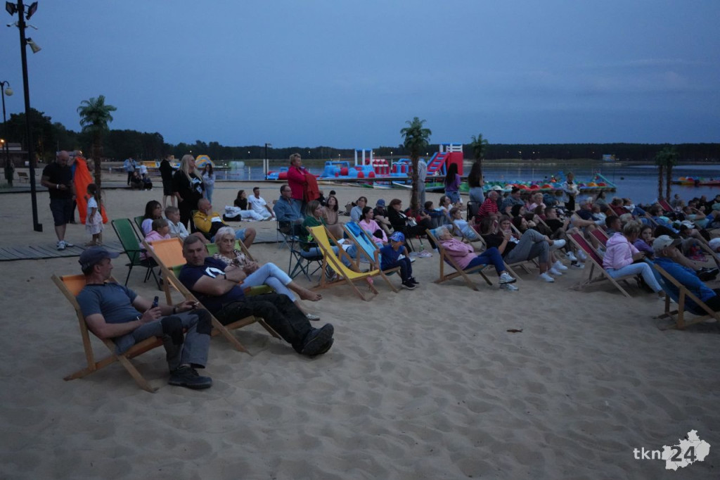 Kino plenerowe na plaży w Sielpi! Tłumy przybyły na seans filmowy [zdjęcia]