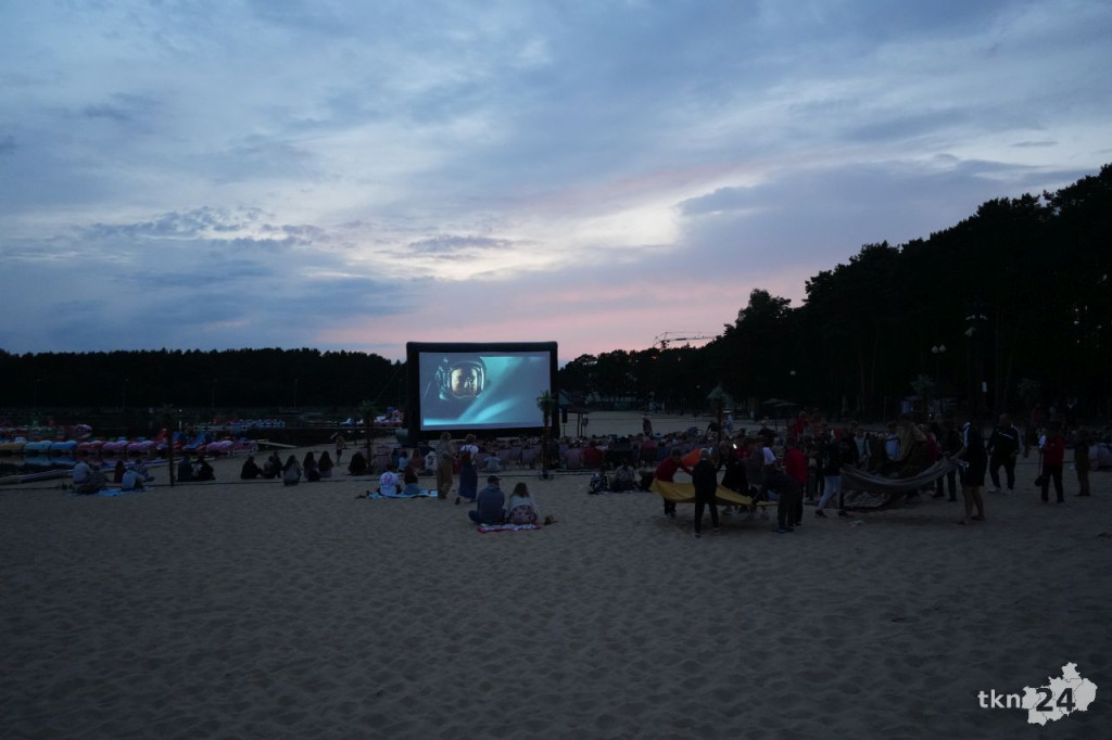 Kino plenerowe na plaży w Sielpi! Tłumy przybyły na seans filmowy [zdjęcia]