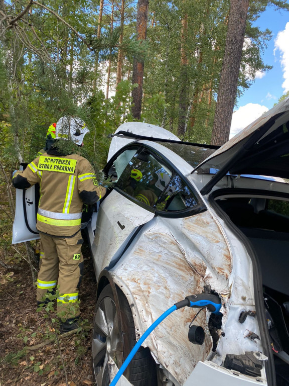 Nissan zderzył się z Teslą. Kolizja koło Rudy Malenieckiej [zdjęcia]