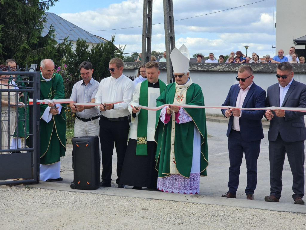Nowy parking przy kościele w Radoszycach już otwarty