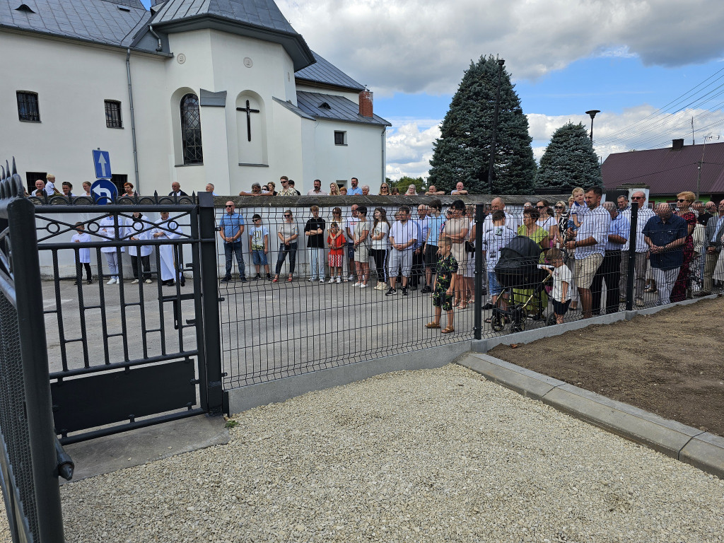 Nowy parking przy kościele w Radoszycach już otwarty