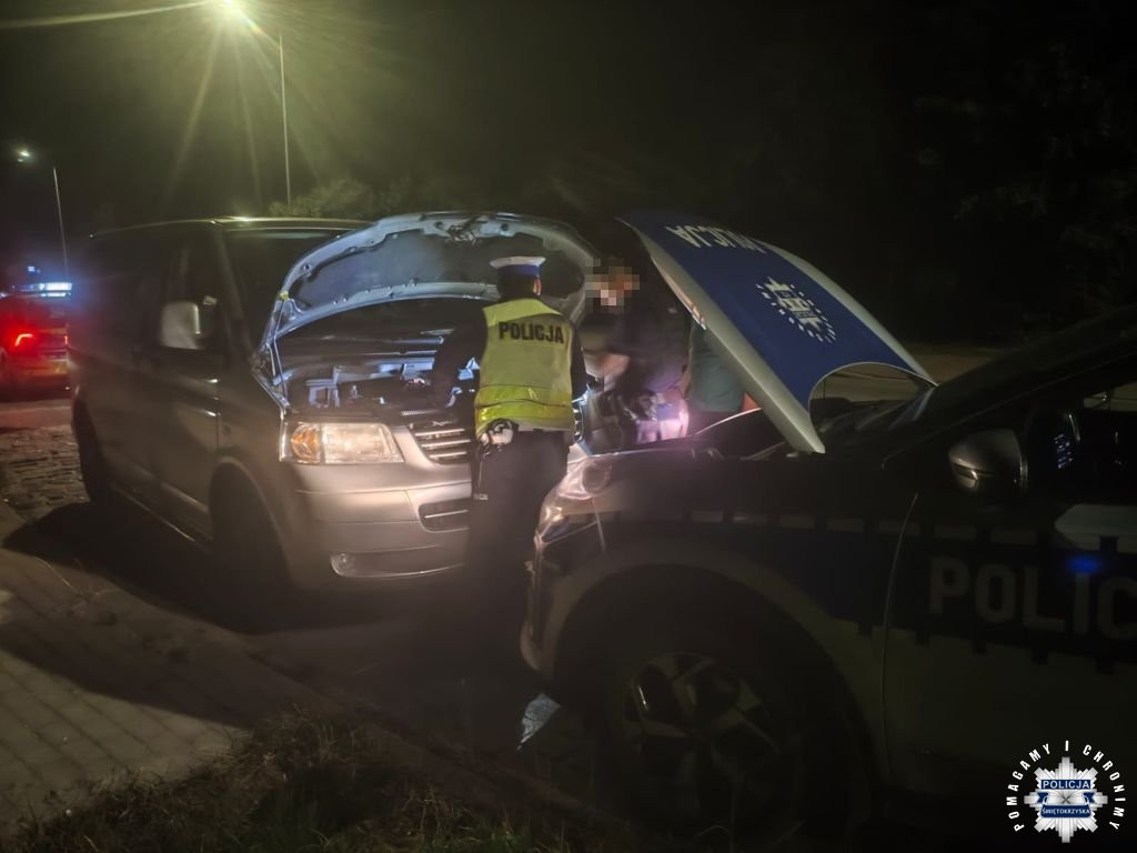 Policjanci pomogli przy awarii auta