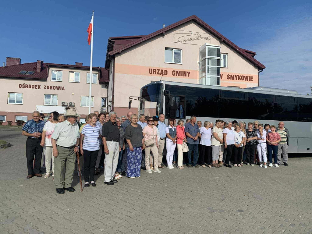 Wizyta seniorów z gminy Smyków w parkach krajobrazowych i ośrodku edukacji przyrodniczej