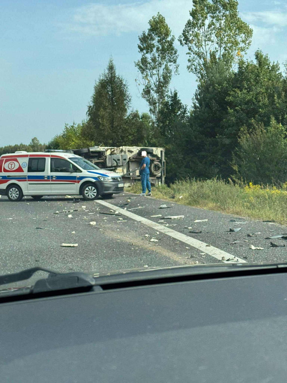 Poważny wypadek na trasie do Kielc. Droga jest zablokowana [zdjęcia]