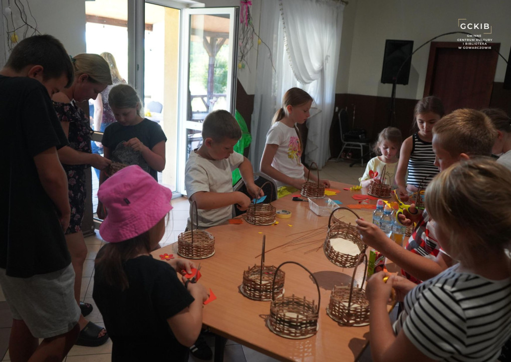 Dzieci z gminy Gowarczów poznawały tradycje rzemiosła i rękodzieła [zdjęcia]