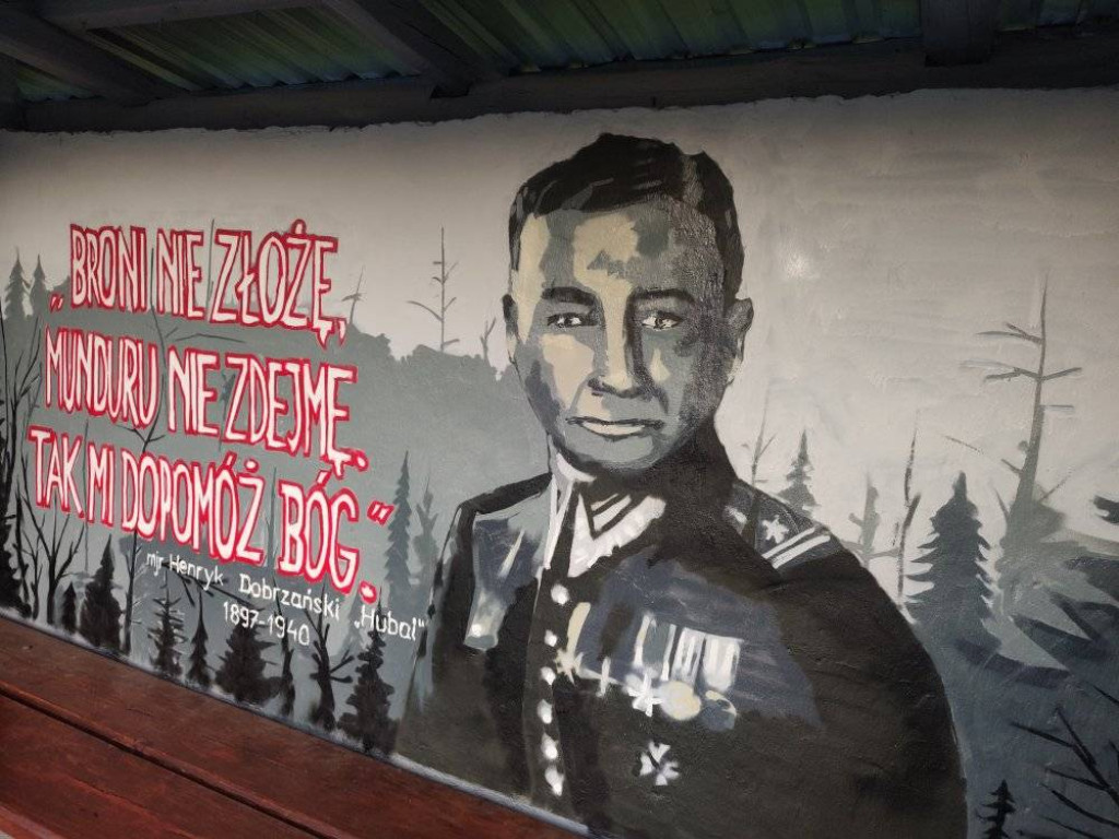 Przystanki jak malowane. Gmina Stąporków z innowacyjną akcją [wideo, zdjęcia]