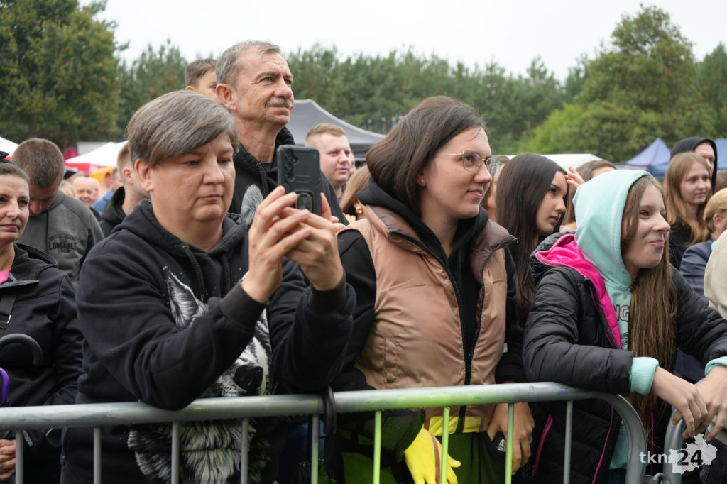 Gmina Fałków pożegnała lato w Czermnie z zespołem MIG [wideo, zdjęcia]