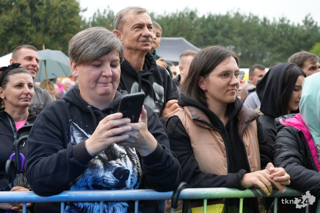 Gmina Fałków pożegnała lato w Czermnie z zespołem MIG [wideo, zdjęcia]