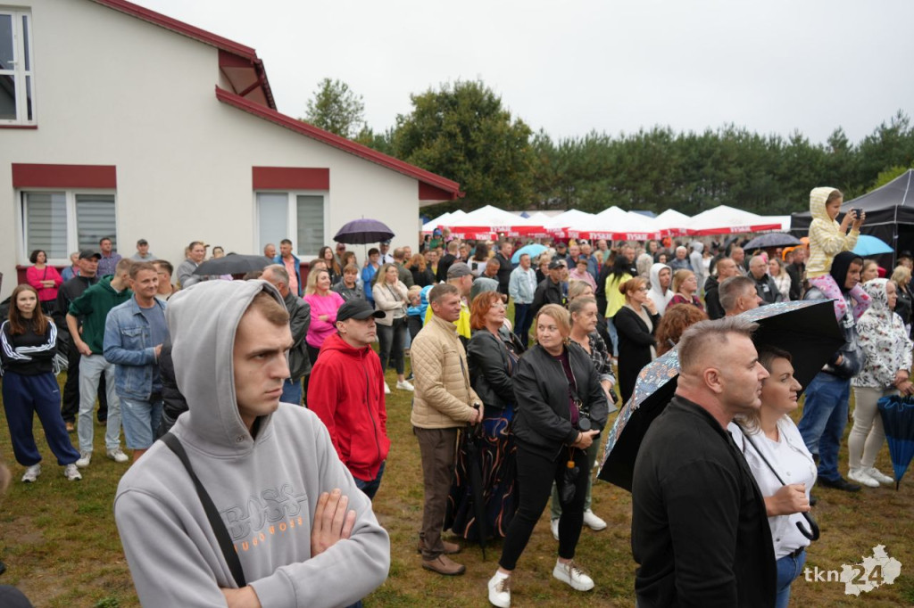 Gmina Fałków pożegnała lato w Czermnie z zespołem MIG [wideo, zdjęcia]