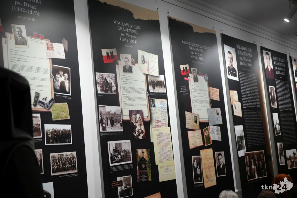 Wieczór z historią. Biblioteka Publiczna w Końskich zaprosiła na wystawę i prelekcje [zdjęcia]