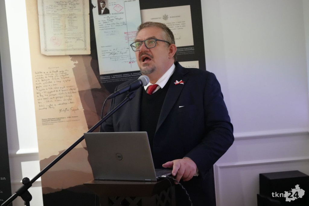 Wieczór z historią. Biblioteka Publiczna w Końskich zaprosiła na wystawę i prelekcje [zdjęcia]