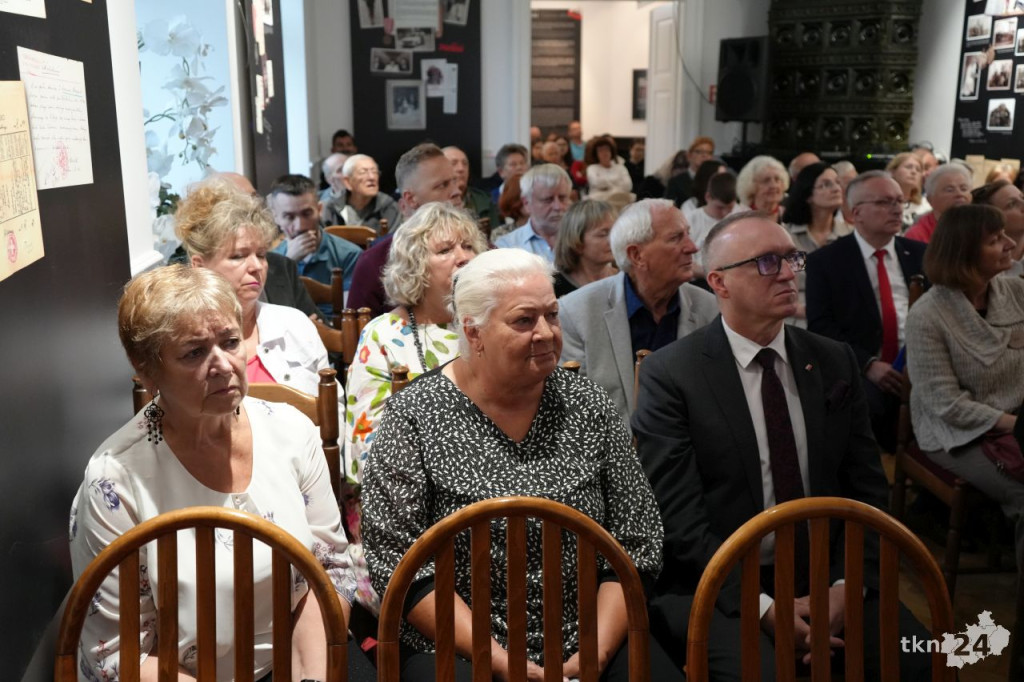 Wieczór z historią. Biblioteka Publiczna w Końskich zaprosiła na wystawę i prelekcje [zdjęcia]