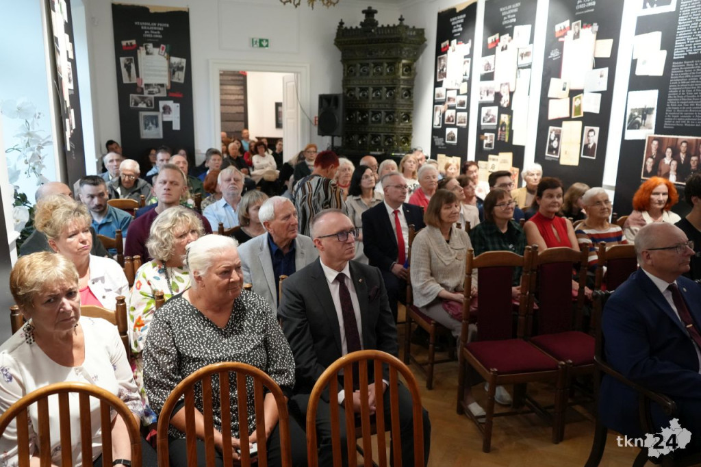 Wieczór z historią. Biblioteka Publiczna w Końskich zaprosiła na wystawę i prelekcje [zdjęcia]