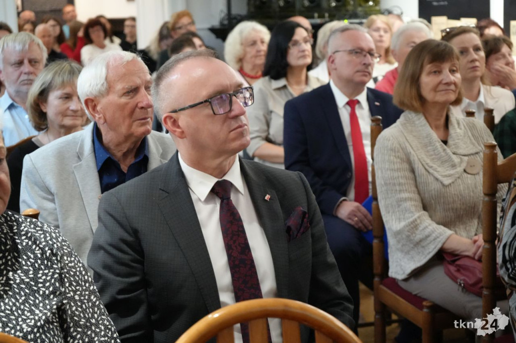 Wieczór z historią. Biblioteka Publiczna w Końskich zaprosiła na wystawę i prelekcje [zdjęcia]
