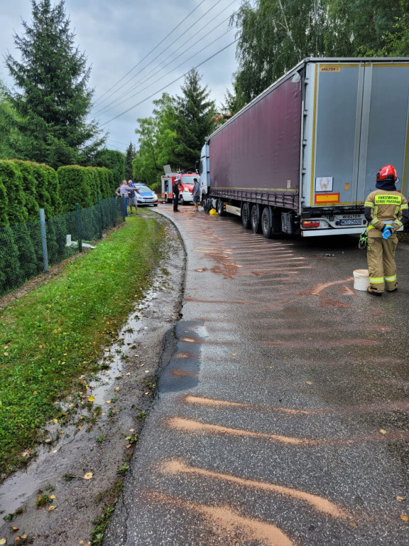 W Skrzyszowie zderzyły się dwa mercedesy. Osobówka i ciężarówka [zdjęcia]