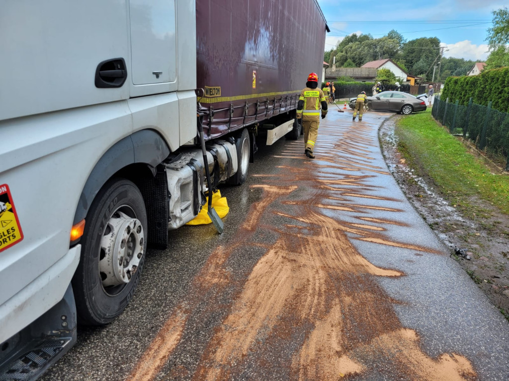 W Skrzyszowie zderzyły się dwa mercedesy. Osobówka i ciężarówka [zdjęcia]