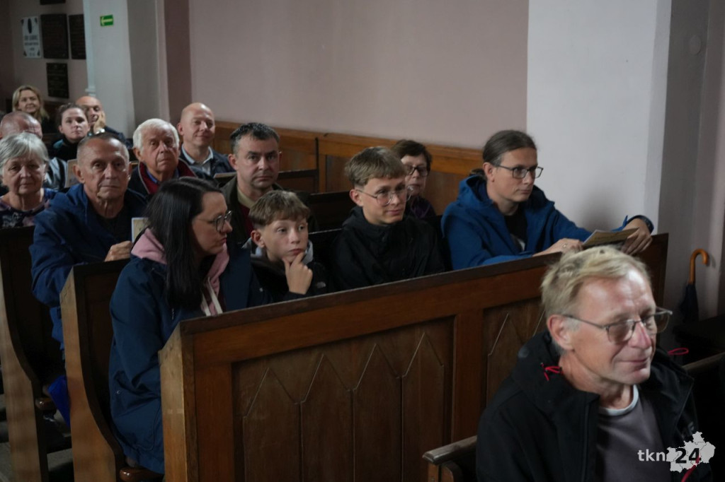 Pierwszy spacer historyczny w Niekłaniu. Uczestnicy poznawali lokalną historię [wideo, zdjęcia]