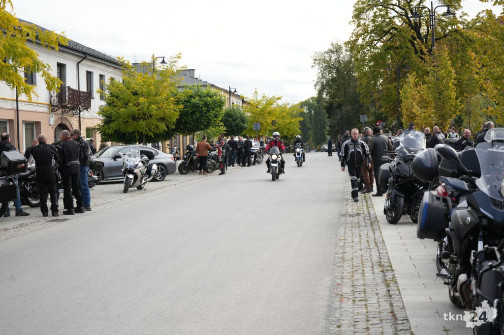 Ryk silników w centrum Końskich. Czarna Flota zakończyła sezon motocyklowy [wideo, zdjęcia]