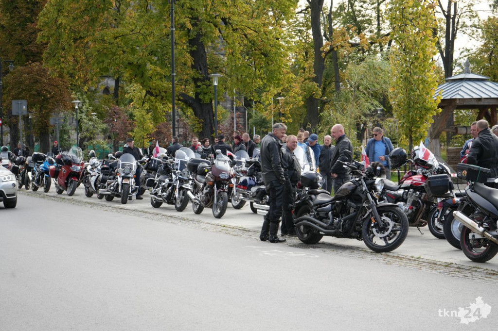 Ryk silników w centrum Końskich. Czarna Flota zakończyła sezon motocyklowy [wideo, zdjęcia]