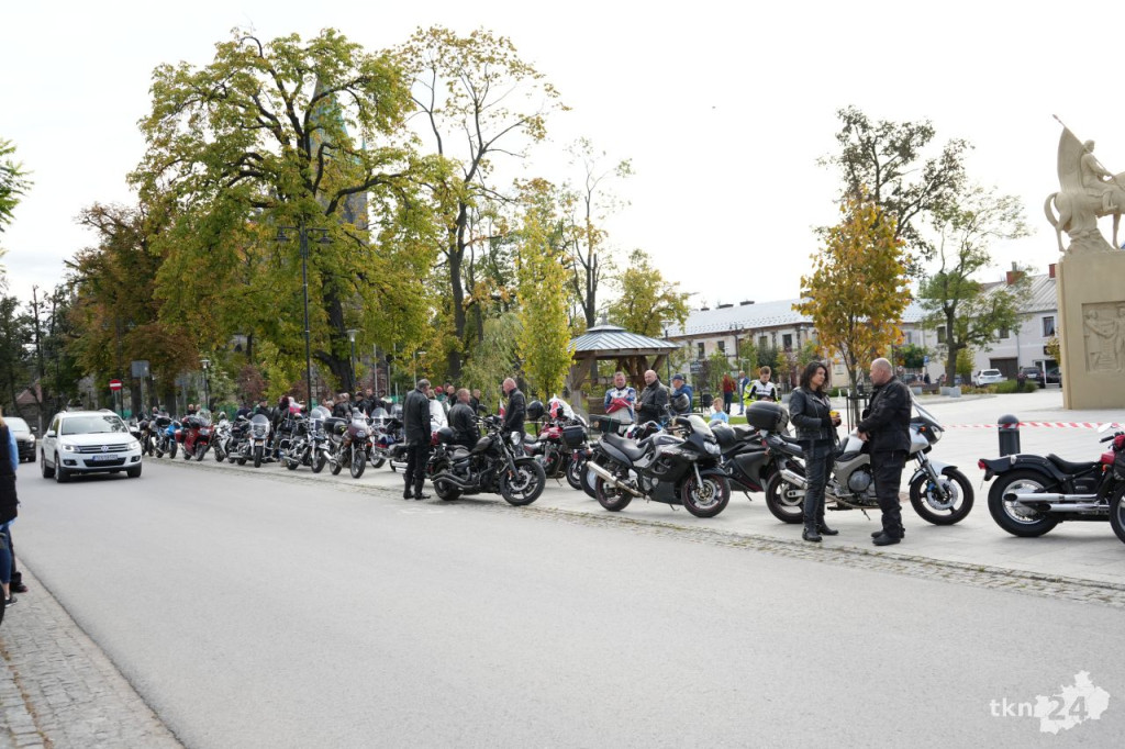 Ryk silników w centrum Końskich. Czarna Flota zakończyła sezon motocyklowy [wideo, zdjęcia]