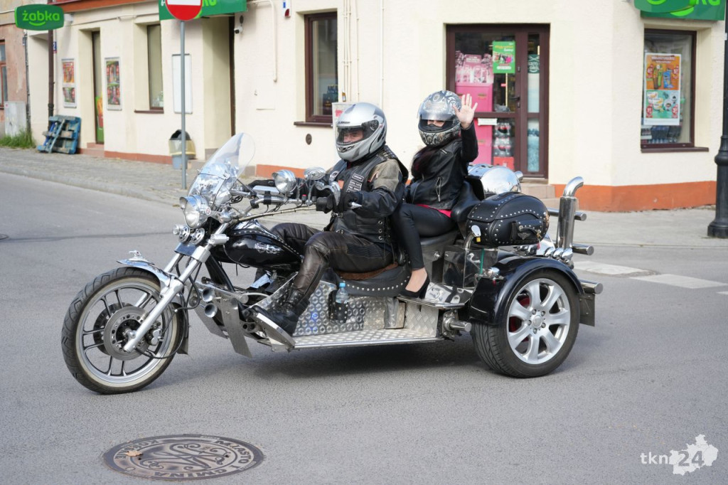 Ryk silników w centrum Końskich. Czarna Flota zakończyła sezon motocyklowy [wideo, zdjęcia]