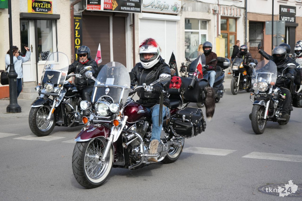 Ryk silników w centrum Końskich. Czarna Flota zakończyła sezon motocyklowy [wideo, zdjęcia]